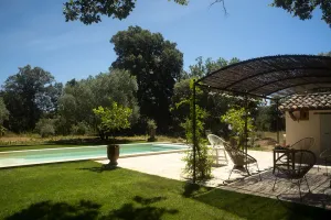 Image of L'Atelier, with its century-old oak trees and panoramic view of the Luberon region