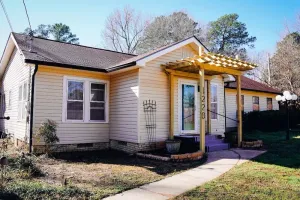 Image of Just minutes from EVERYTHING! Lots of amenities.