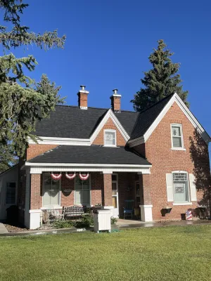 Image of Cute and Cozy Clover House-Sleeps six comfortably!