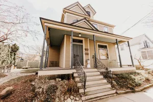 Image of Retro Jewel Box Victorian Steps from Irvine Park