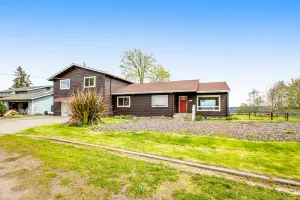 Image of Soundfront home with WiFi, washer\/dryer, central AC, and enclosed yard