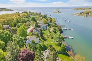 Image of Luxurious 5 bedroom on the ocean with dock and kayaks