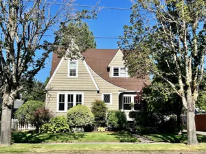 Image of Spacious basement apt. Off-street parking, washer & dryer, kitchenette, sleeps 4
