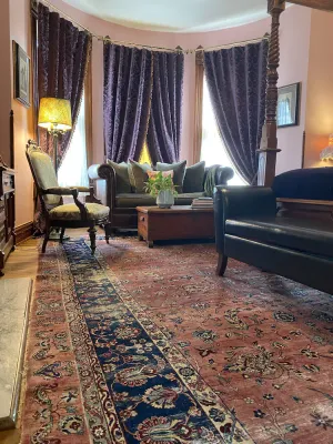 Image of Vineyard Mansion - Lincoln Room - 1 Queen Bed