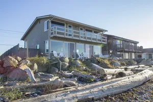 Image of West Beach House - low bank waterfront, with 1 GB WIFI, WFH - NEW hot tub!
