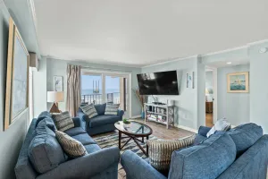 Image of Blue and yellow themed 3-bed, 3-bath oceanfront condo, full kitchen, sleeps 9 | Tidemaster - 401