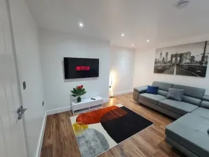 Image of Elm Park Cheerful 4-Bedroom Holiday Home