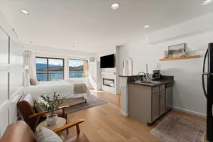 Image of Grandview 521 Waterfront King Suite