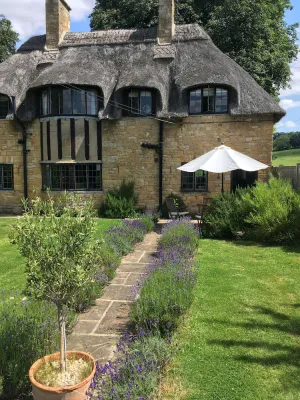 Image of Cotswolds Thatch Cottage, located in Broadway, Cotswolds England.