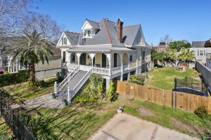 Image of 3 blocks  Mardi Gras Gated Uptown 3BR\/4 Full\/PrivateBA 1 block to Magazine St