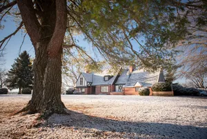 Image of Spacious Home, Private Pool, Tennis Court, Lake, Minutes From Town and Shopping