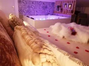 Image of EscapadeVeyloise-Nuit romantique-Spa-Ciné-Champagne