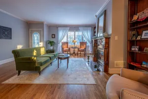 Image of Elegantly decorated spacious 4 bedroom, 5 bathroom home in historic Oak Park