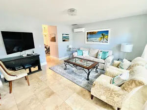 Image of Central Beach Cozy and Convenient Beachside.
