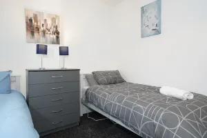 Image of BIRMINGHAM COPLOW, 3 bedrooms house, with 6 beds, 2x doubles beds, 3x singles beds and 1 sofa-bed,sl