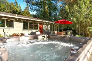 Image of Reflections! Seasonal Dock & Kayaks!! Hot Tub!! Fire Table! BBQ! HUGE yard! Horseshoes! Dog Friendly!