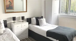 Image of ✔3BR House✔Spacious Bedrooms✔Comfy LivingRoom✔StreetParking✔FreeWIFI