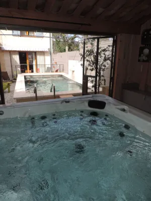 Image of SWIMMING POOL and JACUZZI Gîte \"Les chênes blancs\" in PROVENCE