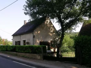 Image of Charming Countryside House with Garden, Fireplace, and Modern Amenities in Bransat