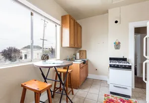 Image of Elegant and Spacious West Oakland Flat Near Bart!