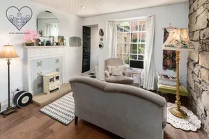 Image of VINTAGE apt, pvt GARDEN, wifi, NEW TOWN