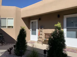 Image of Spacious 950 sq ft 2 BR 1.7BA w\/yard (Remodeled)