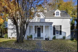 Image of Cozy Downtown historical cottage.