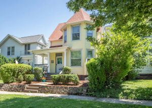 Image of Charming Victorian 2 min downtown, close to Palmer