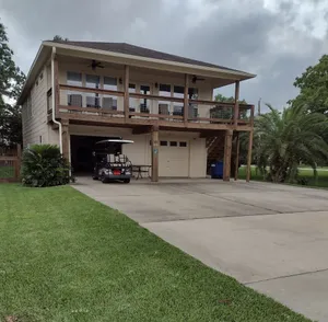 Image of The Kemah house is on the Bay side of 146,  ½ mile up Kipp Ave to the Boardwalk