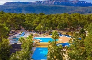 Image of Bungalow confortable à Nans-les-Pins avec piscine partagée