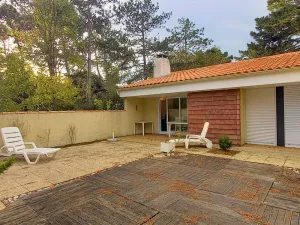 Image of Cozy 2-Bedroom House Near Beach, Forest & Shops - Sleeps 6, Pet Friendly, Enclosed Garden