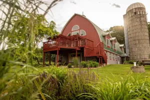 Image of Amazing Renovated Dairy Barn-Spacious Kitchen\/Living Room\/Minutes to Dells