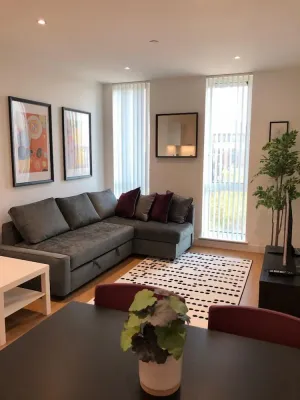 Image of 3Bed\/ 2Bath Sleep 6 ❤️Parking ⭐️Gym ⭐️Town Centre