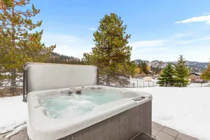 Image of Cairn Cottage-Mtn View*Hot Tub*King Suite*Deck*BBQ