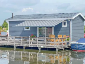 Image of Chalet with swimming ladder on Loosdrecht lakes