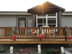 Image of Bright and cheerful. With glorious sunrise\/sunset views, close to Glacier park.