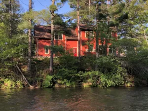 Image of Amazing River House with covered patio! Sleeps 10-14. Kayaks,Fireplace,Games.