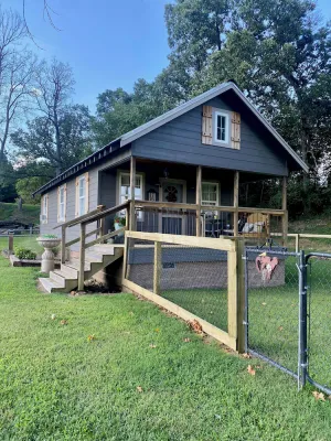 Image of Quaint cabin in foothills of the Ozarks - quick access to Fayetteville and NWA!