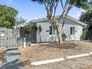 Image of Stylish & Cozy Home Close To Beach- Free Parking, Private, Backyard, Laundry