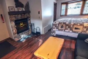 Image of Single room suite, king bed, jetted tub close to Estes Park