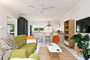 Image of Tiki Dreams: Charming Cairns Retreat with Pool, Balcony & Easy Access to the City Center