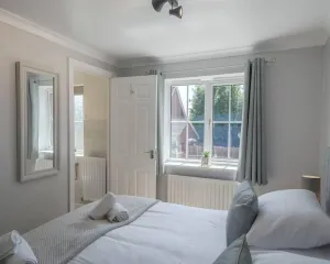 Image of \"Ginger and Gold Haven\" – Peaceful Retreat with Free Parking, Garden, and Super King Bed