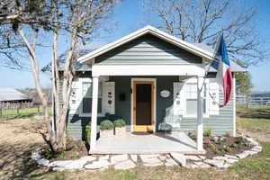 Image of Bluebonnet Bungalow near Roundtop<br>1940s farmhouse with 2022 comfort