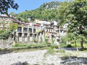 Image of Mobilhome 4-6 pers Drôme Vercors in campsite with swimming pool and river
