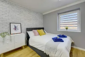 Image of Detached 2 Bedroom House - 10 minute's walk to Town Centre - Free Parking, Fast Wifi and Smart TVs by Tejza Property