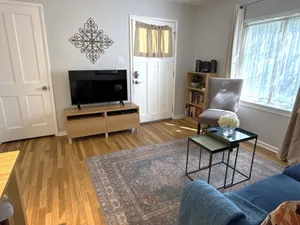 Image of Beautiful bungalow, close to Pasadena.