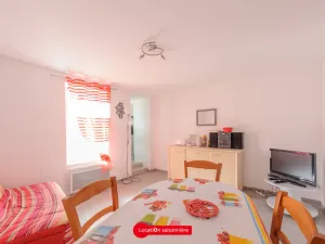 Image of Cozy Garden Apartment, 50m to Beach, 500m to Shops, WiFi, Sleeps 4