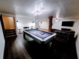 Image of 1 block from Main St & hot pools! POOL TABLE! Spacious 6 bedroom home