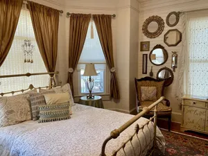 Image of In the Heart of Apalachicola~Walk Everywhere!~Ivory Pearl Suite~Majestic Jewel