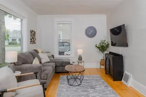 Image of Fantastic 5 bedroom on Franklin!